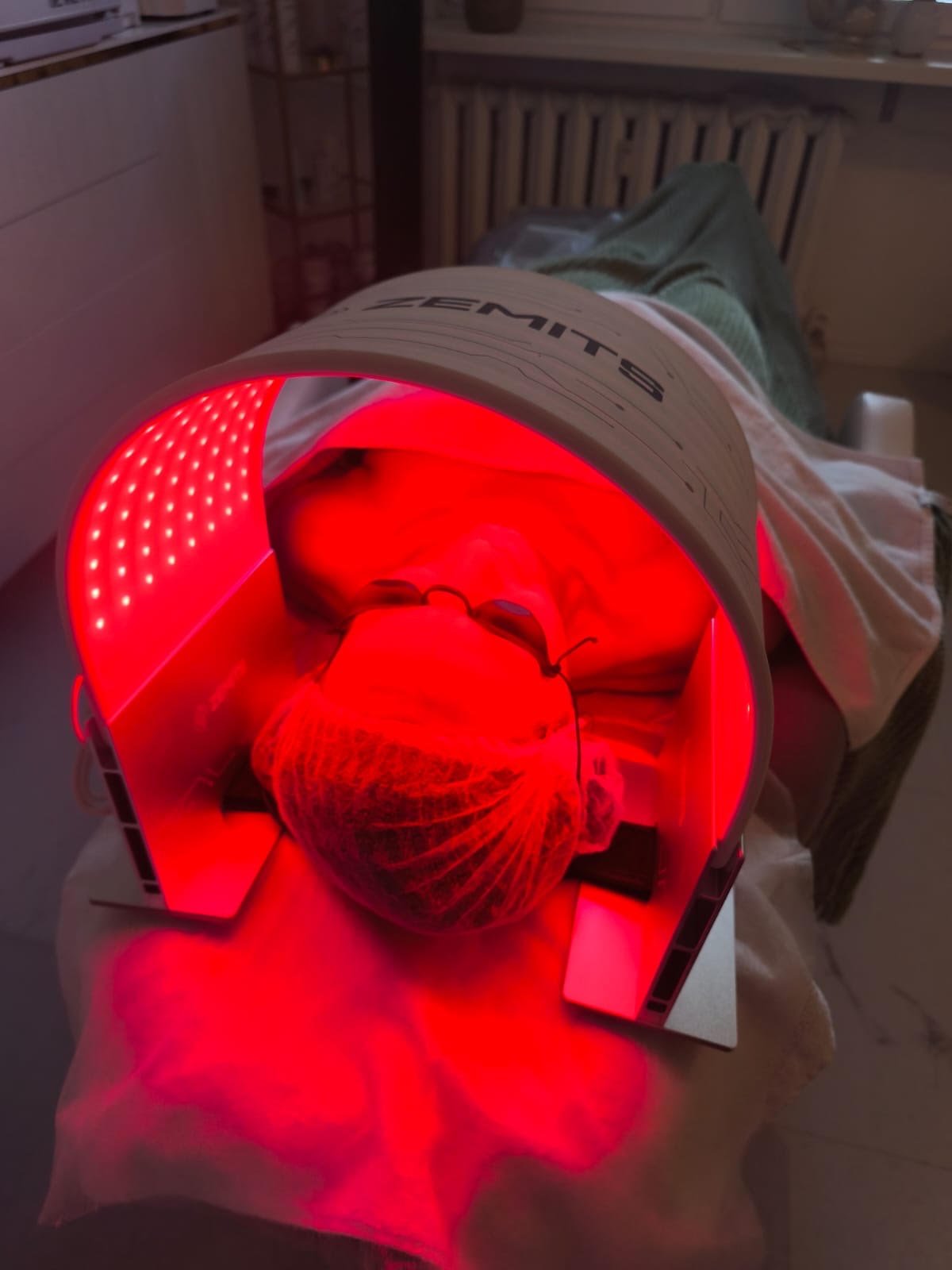 Fototerapia LED podczas zabiegu pielęgnacyjnego Abyss